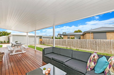 Fielding's Lair - The Ultimate Family Retreat - House & Bungalow - New South Wales Tourism  3