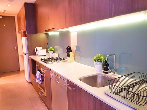 FITZROY FANTASTIC 1BR APT With FREE WINE, NETFLIX, WIFI, Close To TRAMS, COLES - New South Wales Tourism  2