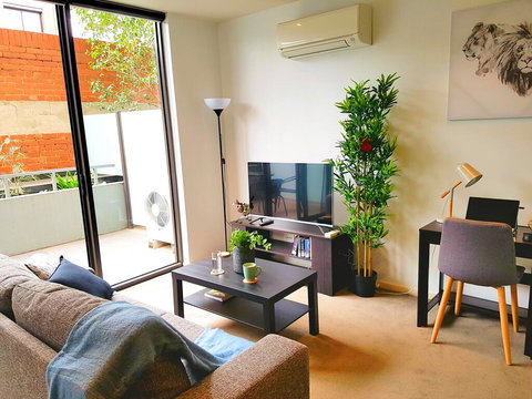 FITZROY FANTASTIC 1BR APT With FREE WINE, NETFLIX, WIFI, Close To TRAMS, COLES - New South Wales Tourism  0