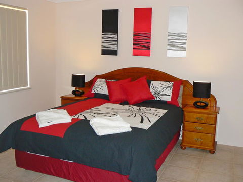 Geraldton Luxury Vacation Home - New South Wales Tourism  0