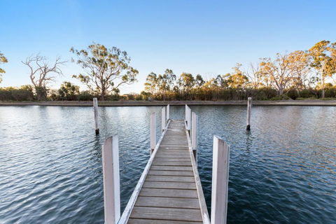 Gippsland Lakehouse A - Canal Frontage - New South Wales Tourism  1