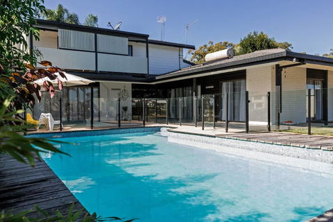 Gold Home@BroadBeach Gold Coast - New South Wales Tourism  0