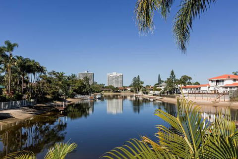 Gold Stay At BroadBeach Gold Coast - New South Wales Tourism  3
