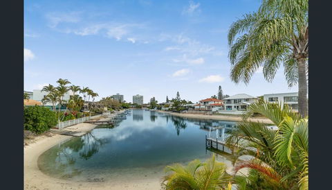 Gold Stay At BroadBeach Gold Coast - New South Wales Tourism  2