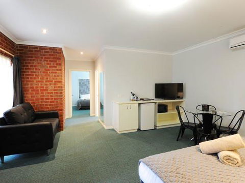 Golden Reef Motor Inn - New South Wales Tourism  1