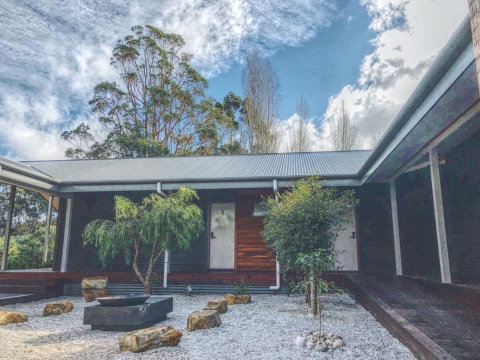 GRAPE JUICE STUDIOs 4km To Town And Surfers Point - New South Wales Tourism  0