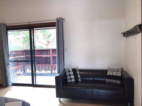 GRAPE JUICE STUDIOs 4km To Town And Surfers Point - New South Wales Tourism  1
