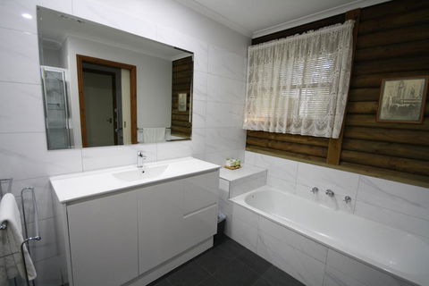 Halls Gap Log Cabins - New South Wales Tourism  2
