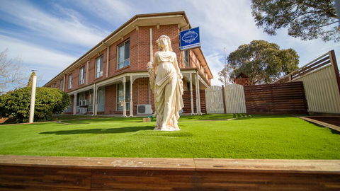 Hamilton's Queanbeyan Motel - New South Wales Tourism  0
