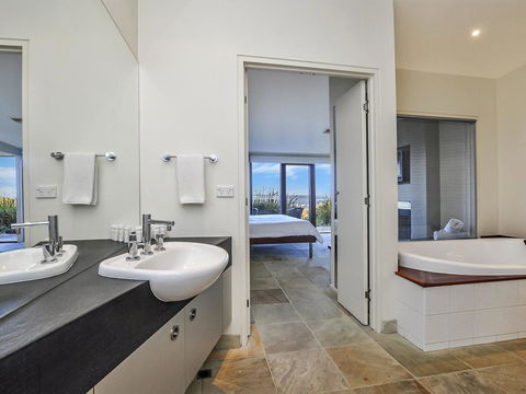 HEARN'S BEACHSIDE VILLA 4 - New South Wales Tourism  1
