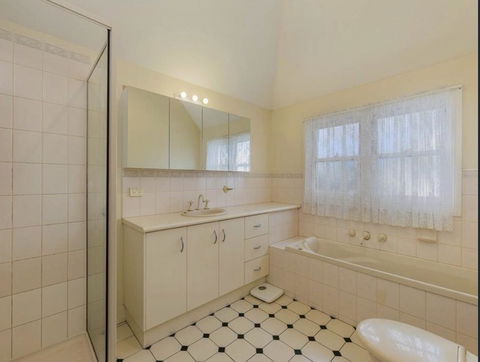 Heart Of Geelong Entire Townhouse Sleeps 8 - New South Wales Tourism  0