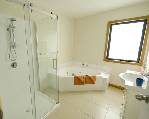 Hill Top Retreat Self Contained Accomodation - New South Wales Tourism  1