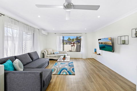 Homely Getaways In Broadbeach Waters - New South Wales Tourism  2