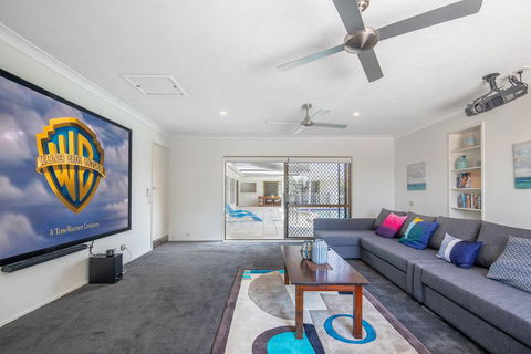 Homely Getaways In Broadbeach Waters - New South Wales Tourism  0