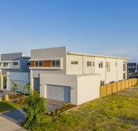 HomePlus -Fabulous Waterfront Dream Holiday House - New South Wales Tourism 