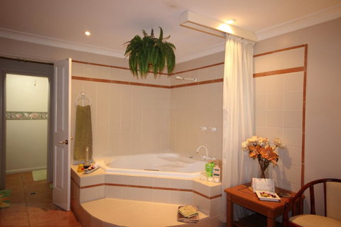 Kalimna - Spa Room - New South Wales Tourism  1