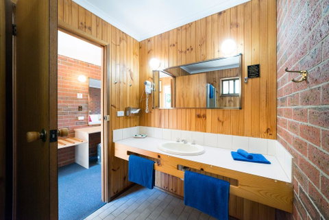 Kookaburra Motor Lodge - New South Wales Tourism  1