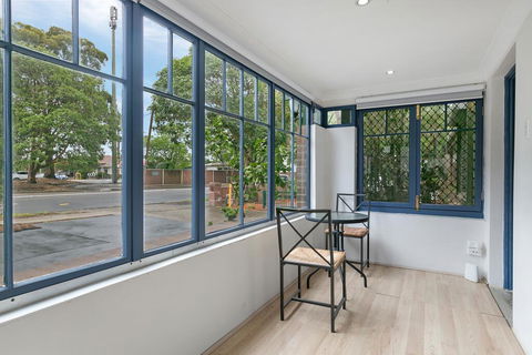 KOZYGURU ARNCLIFFE SYDNEY AIRPORT RENOVATED COTTAGE 3 BED HOUSE NAR232 - New South Wales Tourism  2