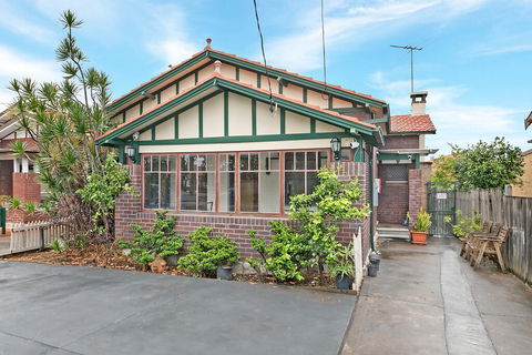 KOZYGURU ARNCLIFFE SYDNEY AIRPORT RENOVATED COTTAGE 3 BED HOUSE NAR232 - New South Wales Tourism  3