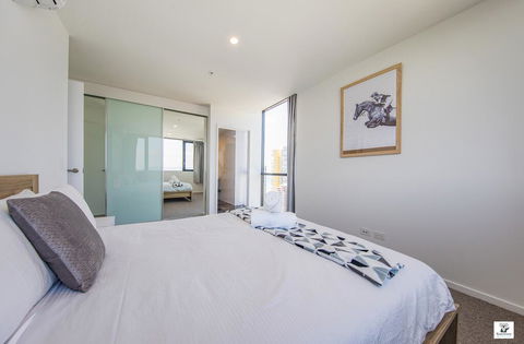 KOZYGURU BROADBEACH AMAZING VIEW 2 BED APT + FREE PARKING WALK TO BEACH QBR004 - New South Wales Tourism  2