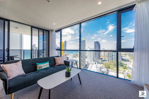 KOZYGURU BROADBEACH AMAZING VIEW 2 BED APT + FREE PARKING WALK TO BEACH QBR004 - New South Wales Tourism  0