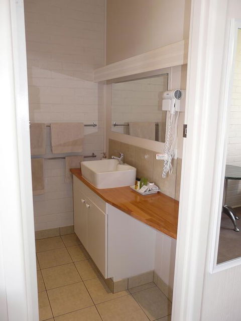 Lake Bolac Motel - New South Wales Tourism  2