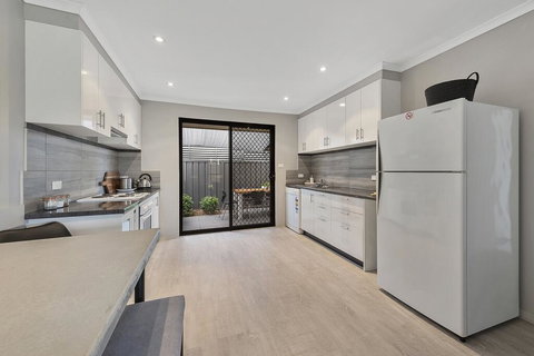 Lake Escape On Pool Avenue - New South Wales Tourism  1