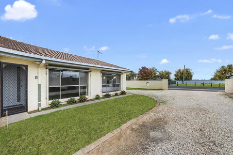 Lake Escape On Pool Avenue - New South Wales Tourism  0