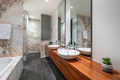 Lake Views, Central CBD Location//FREE WIFI+NETFLIX - New South Wales Tourism  3