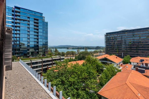 Lake Views, Central CBD Location//FREE WIFI+NETFLIX - New South Wales Tourism  2