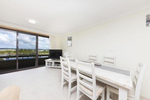 Lakeshore Lodge Unit 11 - New South Wales Tourism  3