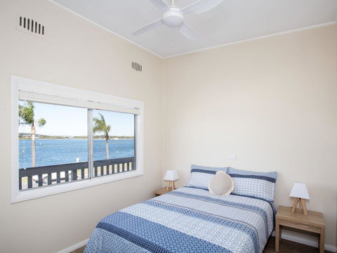 Lakeside Flats 3 - New South Wales Tourism  0