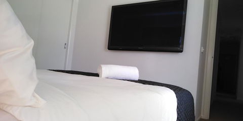 Lakeside Retreat & Business - New South Wales Tourism  1