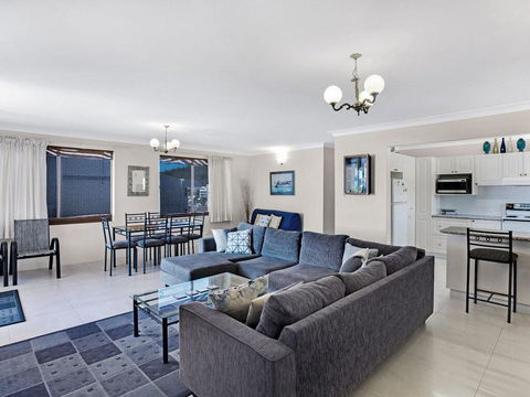 Laman Lodge, Unit 6, 15 Laman Street - New South Wales Tourism  1