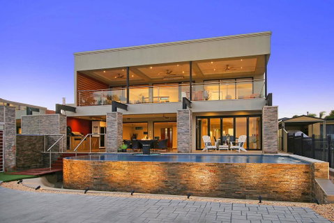 Lang Street Luxury Retreat - Mulwala - New South Wales Tourism  1