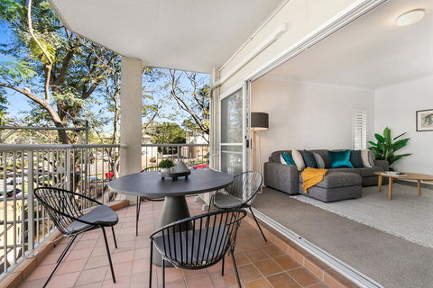 Large And Airy Unit In Quiet Riverside Suburb - New South Wales Tourism  1