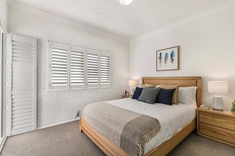 Large And Airy Unit In Quiet Riverside Suburb - New South Wales Tourism  3