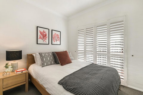 Large And Airy Unit In Quiet Riverside Suburb - New South Wales Tourism  2