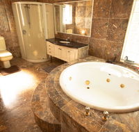 Luxuary self-contained living with Spa.