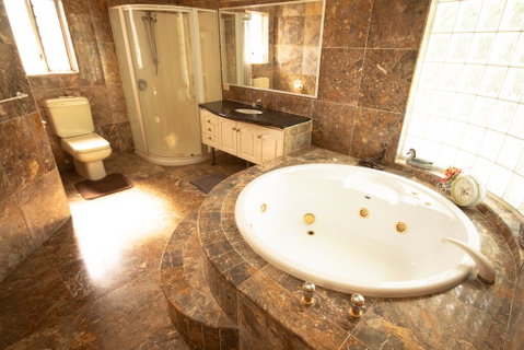 Luxuary Self-contained Living With Spa. - New South Wales Tourism  0