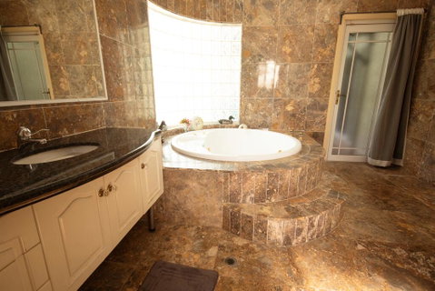 Luxuary Self-contained Living With Spa. - New South Wales Tourism  3