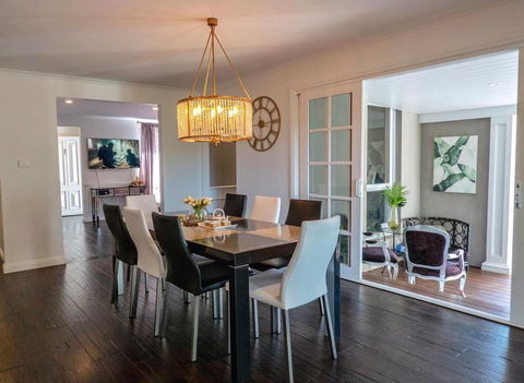Luxurious Hampton Style 3 Bedroom House - New South Wales Tourism  1