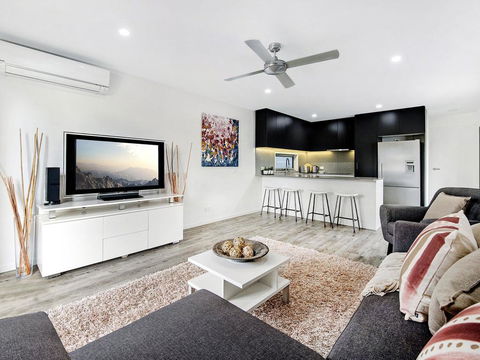 Luxury 1 Bedroom Home In Broadbeach Waters! - New South Wales Tourism  1