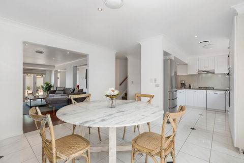 Luxury Family-size Home In Smart Beachside Suburb - New South Wales Tourism  1