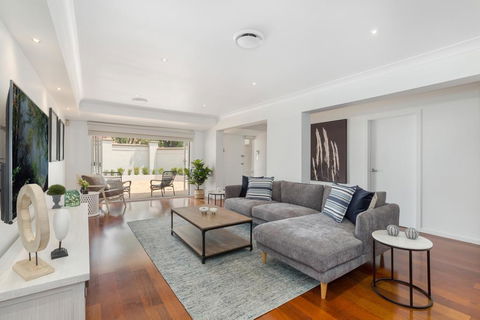 Luxury Family-size Home In Smart Beachside Suburb - New South Wales Tourism  0