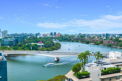 Luxury River City Views With Pool, Gym, Cafe, WiFi, Hospital - New South Wales Tourism  0