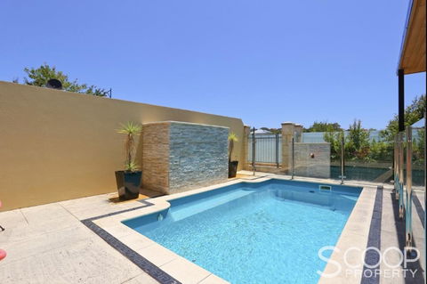 LUXURY VILLA W POOL & SPAS - New South Wales Tourism  2