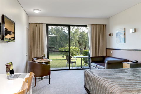 Macquarie 4 Star - New South Wales Tourism  2