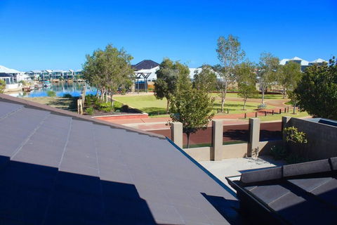 Mandurah Dolphin Escape - New South Wales Tourism  1