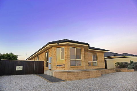 Marina Holiday Home - New South Wales Tourism  0